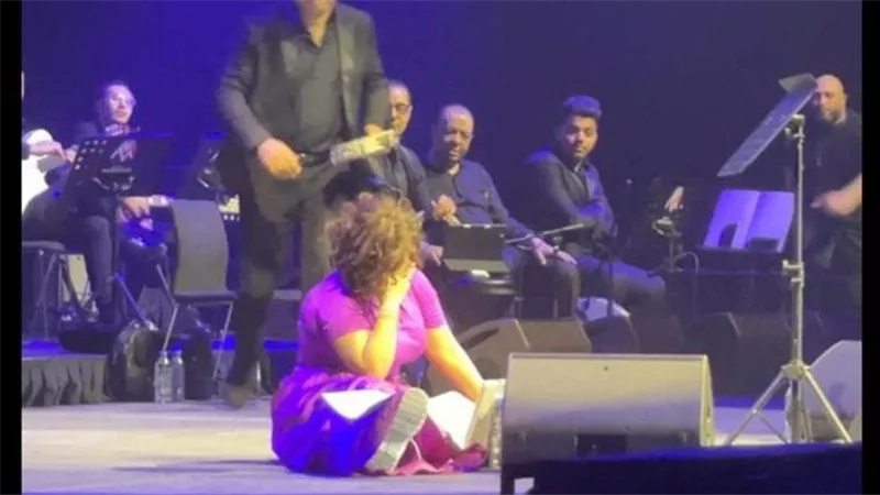بسبب ملابسها.. موقف محرج لـ شيرين عبد الوهاب في حفل دبي