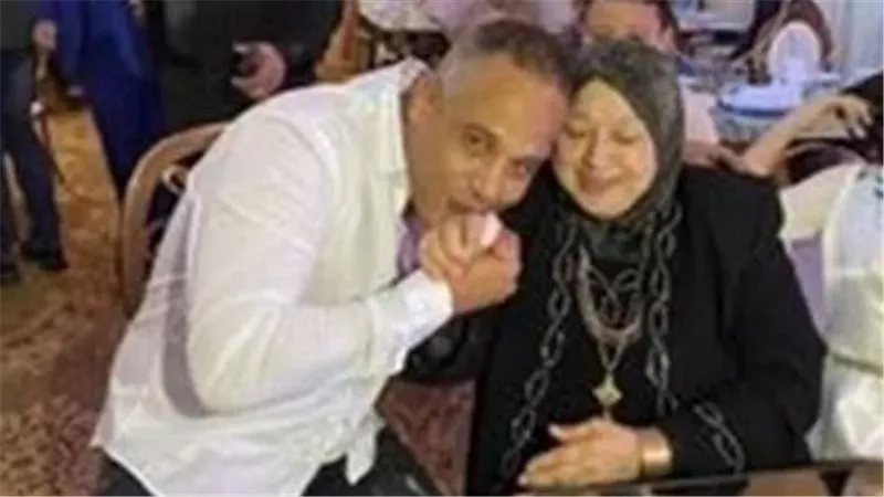 قبّل يدها أمام الجميع.. من هي سيدة دمنهور صاحبة الفضل على مصطفى درويش؟