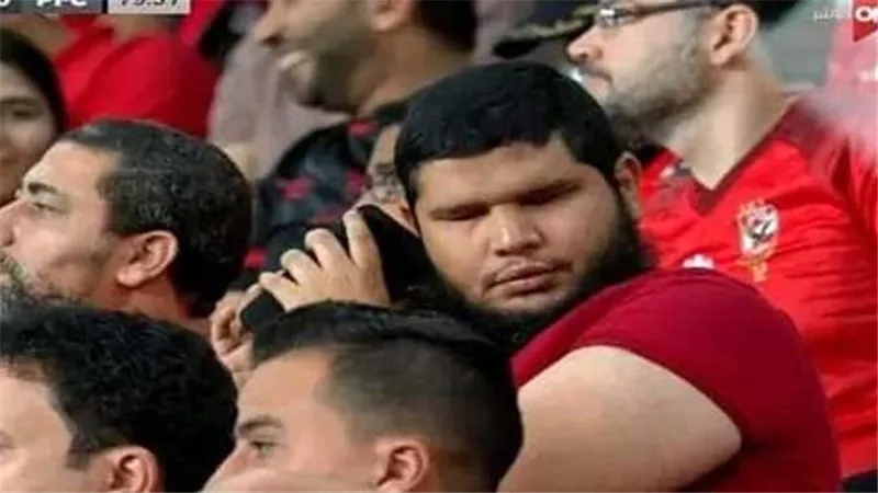 من حظي إني بشجع نادي بيكسب دايما.. هذا ما قاله المشجع الكفيف صاحب اللقطة الأبرز في مباراة السوبر