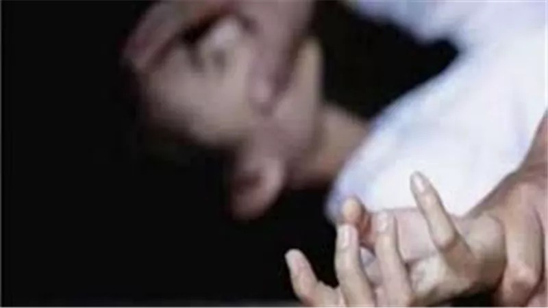 شوفته مع أختي الصغيرة على سريري واتحرش بأمي.. تفاصيل مأساوية ترويها عبير لمحكمة الأسرة لخلع زوجها