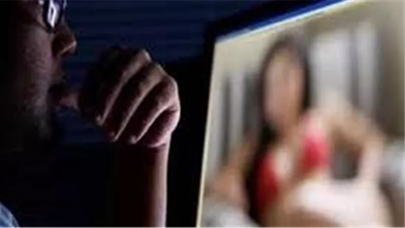 شات إباحي وصور فاضحة.. تفاصيل مثيرة في الحكم بحبس عامل هدد فتاة بنشر علاقتهما غير الشرعية 