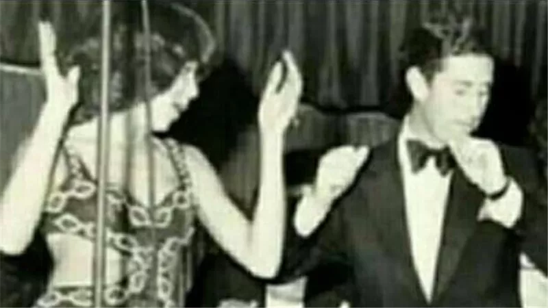 صورة أثارت الجدل.. حقيقة رقص الملك تشارلز مع سامية جمال | شاهد