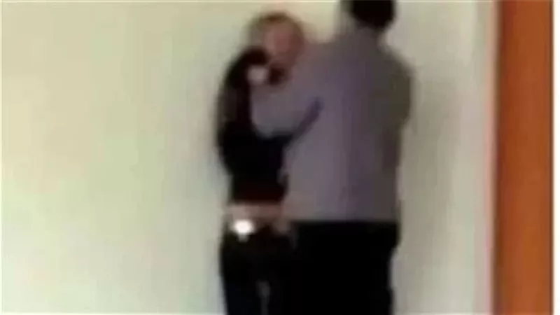 ذهب لمنزلها لمشاهدة عورتها.. فضيحة أستاذ جامعي وطبيبيّ تجميل وتخدير 