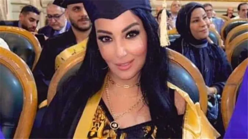 ورب الكعبة ما أعرف شكلها.. تعليق مثير من حسام موافي على تسليمه الدكتوراه الفخرية لـ سمية الخشاب | شاهد