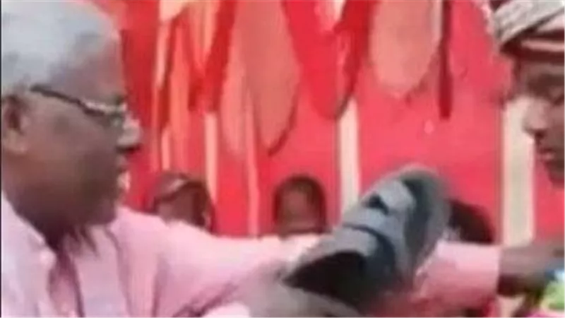 واقعة غريبة.. أب يضرب عريس ابنته بالشبشب أمام المعازيم