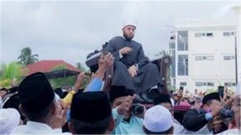 بعد حمله على الأعناق.. أسامة الأزهري يقبل يد أحد الأطفال بإندونيسيا | فيديو
