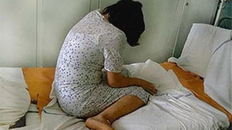 ضامناه ومش ضمناك.. هيثم سمح لصديقه بالنوم بينه وبين زوجته 3 أيام فغدرا به