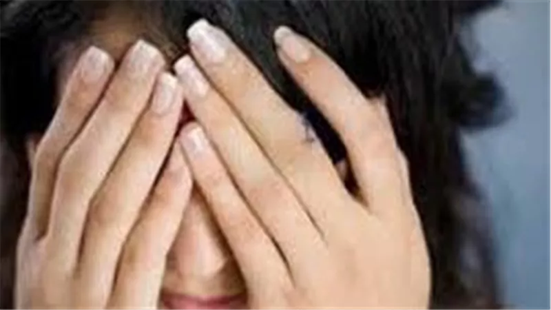 خايفة على بناتي منه.. زوجة بمحكمة الأسرة: طليقي ساكن معايا
