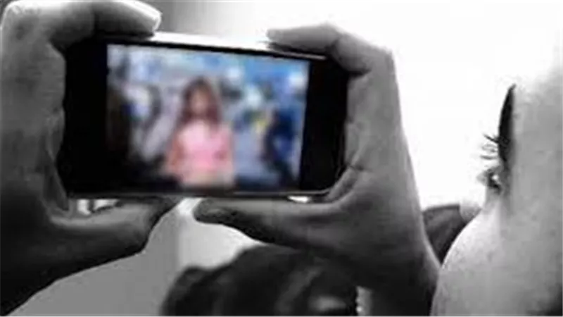 بتحريض من زوجها.. قرار عاجل ضد شاب هدد مذيعة شهيرة بنشر صورها الخاصة