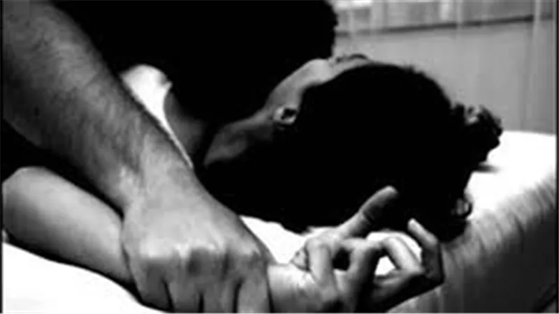 لبسوا عنتر قميص نوم.. الزوجة الخائنة تنتقم من العشيق: قال لها هتكملي معايا ولا أفضحك 