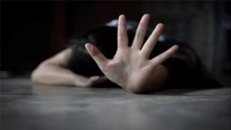 قص شعرها وكسر أسنانها.. تفاصيل مثيرة في اتهام شاب لوالده بتعذيب شقيقته في قنا