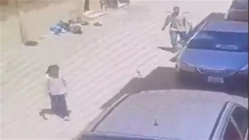 صرخاتها انقذتها.. نجاة طفلة من اعتداء جنسي في الشارع | فيديو