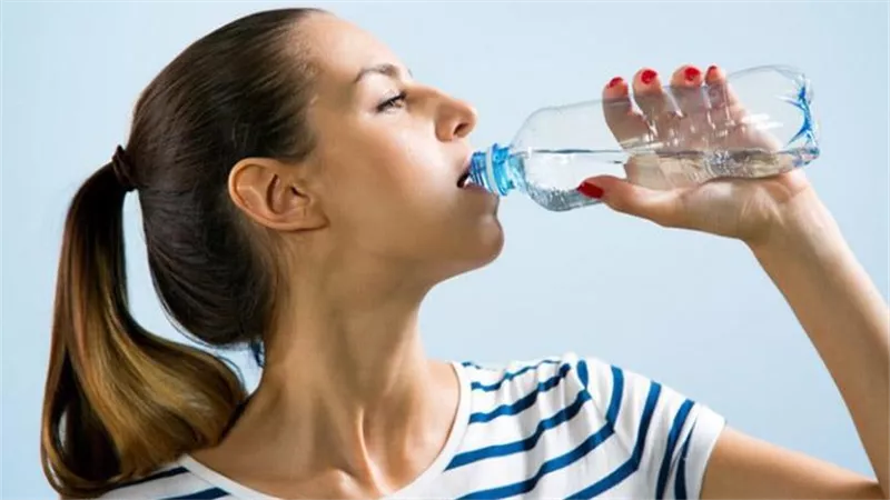 تؤدي للوفاة.. حسام موافي يحذر من شرب المياه في هذه الحالة 