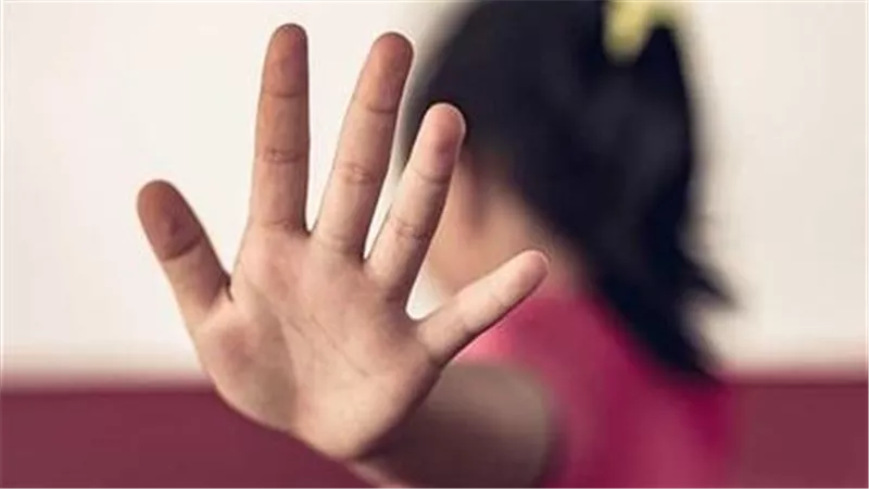هاتيلي بـ 2 جنيه ترمس.. حيلة شيطانية استدرج بها سباك تلميذة ليهتك عرضها بأسيوط