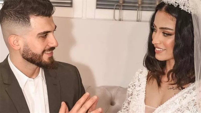 مهرها كيلو ذهب ومؤخرها مليار يورو.. فنانة شهيرة فى حالة خطرة بالمستشفى بعد طعنها فى رقبتها | شاهد
