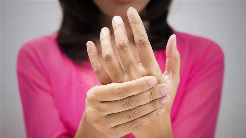 تعرف عليها.. 5 أسباب تسبب رعشة اليدين