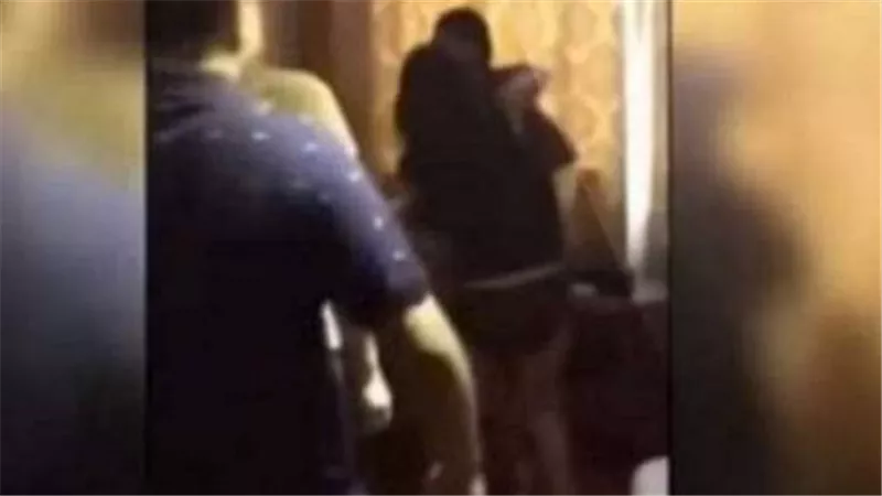 حضر زوجها وعشيقها في غرفة النوم.. ماذا فعلت سيدة الهانوفيل للهروب من الفضيحة؟
