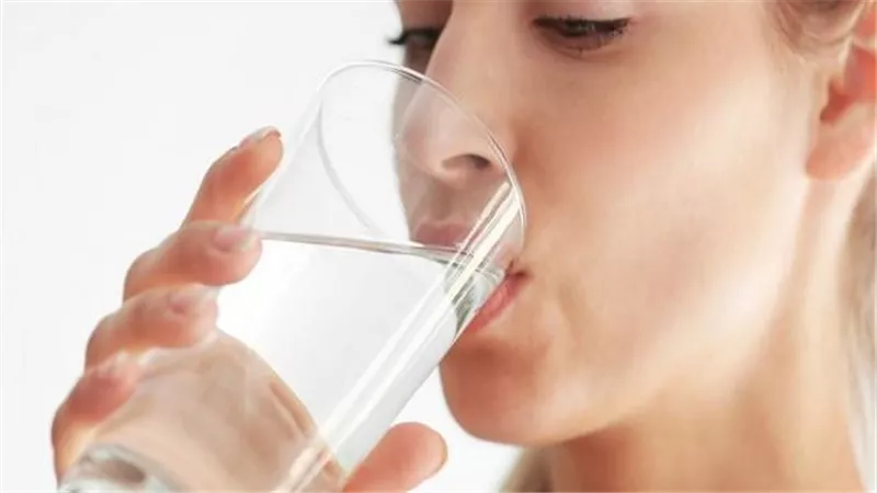 خبيرة تغذية تجيب.. هل شرب الماء أثناء الطعام خطر؟ 