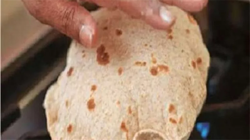 رئيس لجنة صحة الغذاء تجيب.. هل يسبب تسخين العيش البايت السرطان؟