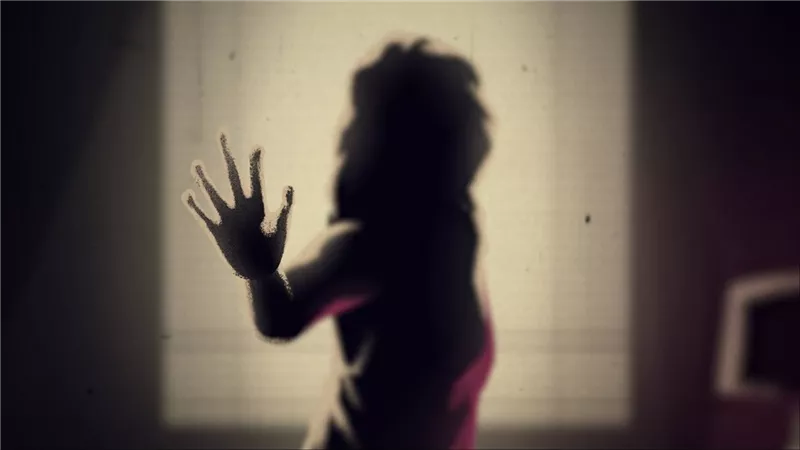رجل بلا نخوة.. سارة تطلب الخلع: عايزني ألبس شفاف وعريان