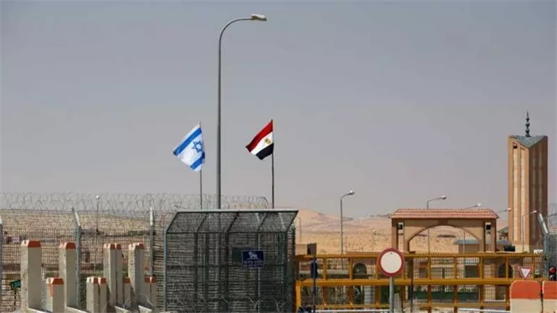 علاقة بين مجند ومجندة قتلهما الجندي المصري.. انهيار مراسل إسرائيلي: حرفوا كلامي