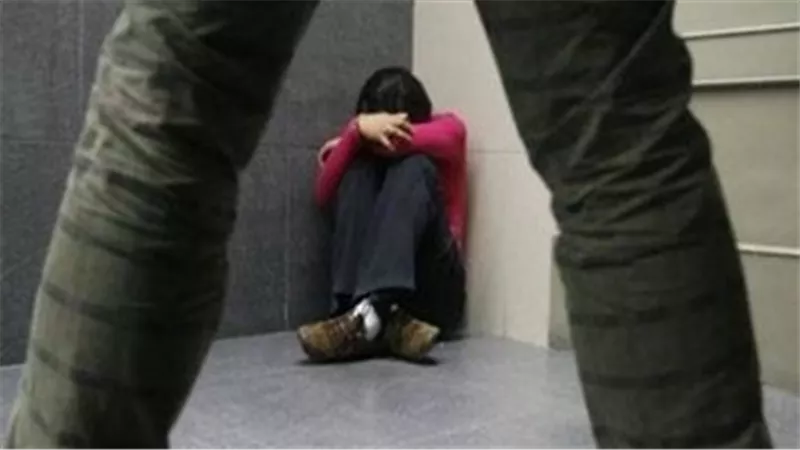 هتك عرض في مكانين مختلفين.. كيف كشفت الكاميرات جريمة مدرس مع تلميذه في درس خصوصي؟