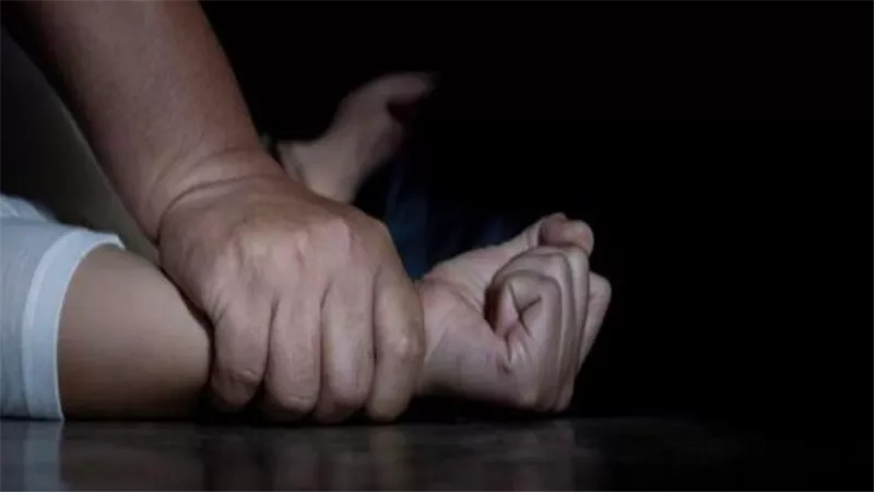 ابن الجيران اغتصبها وأصبح حرًا.. اعتداء وحشي على طفلة البامبرز يهز دولة عربية