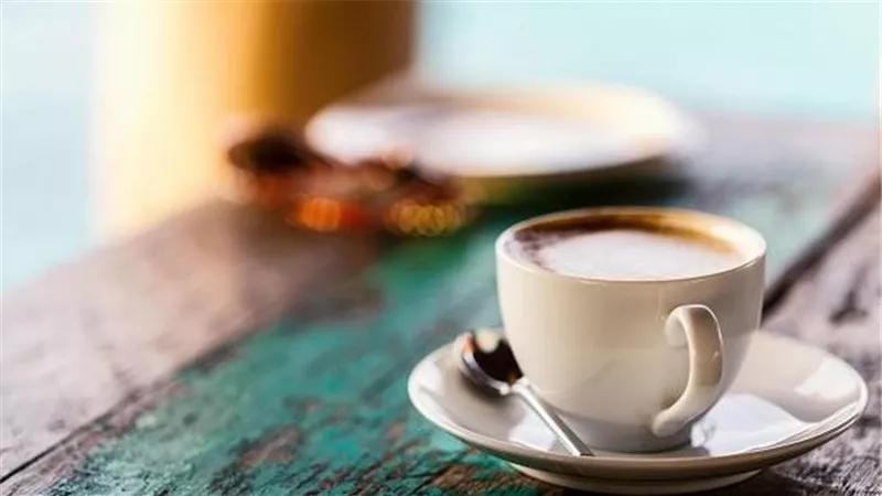 كهربا المخ شغاله دايما.. طبيب شهير يحذر من تناول مشروب يعشقه كثيرون