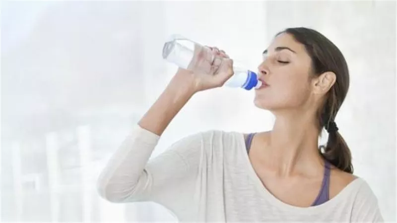 تغيرات مقلقة.. ماذا يحدث في الجسم عند التوقف عن شرب الماء لمدة 12 ساعة؟