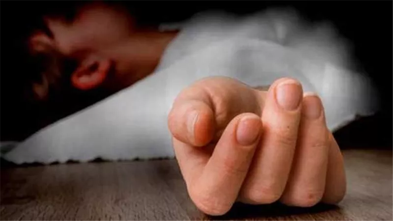لغز شقة الدقي.. جثة فتاة متحللة ووالدتها المسنة في حالة إغماء