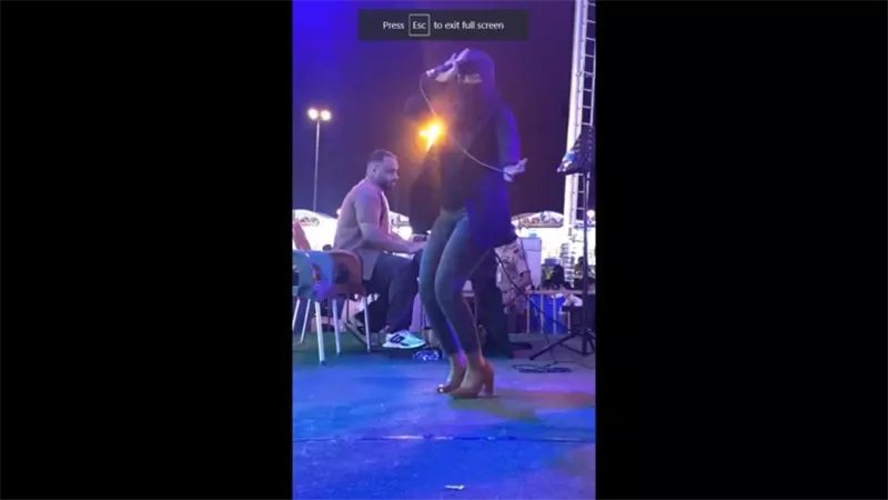 أثارت جدلا واسعًا.. منتقبة تخطف الأنظار برقصها وغنائها في حفل | فيديو