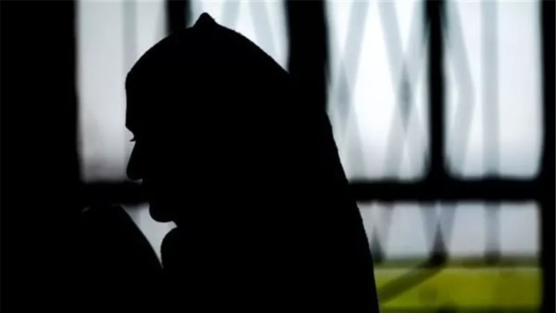بيسرق هدوم الستات ويديهاني هدية..عفاف تطلب الخلع في محكمة الأسرة