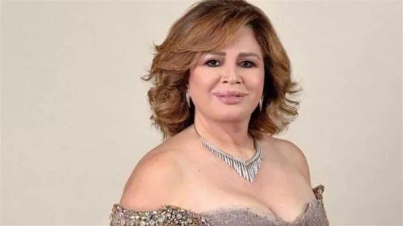 ملابس غريبة.. إلهام شاهين تثير ضجة بإطلالتها في تونس | شاهد