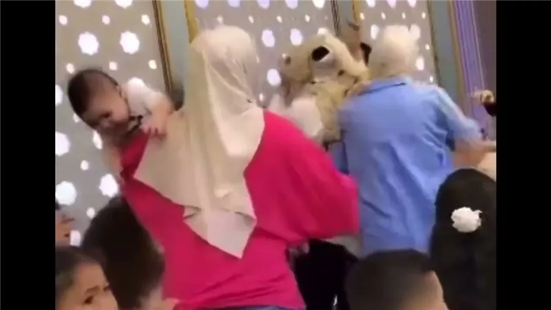 جابوا بعض من شعورهم.. سبب خناقة الحريم في فيديو الفرح المنتشر على فيسبوك | شاهد