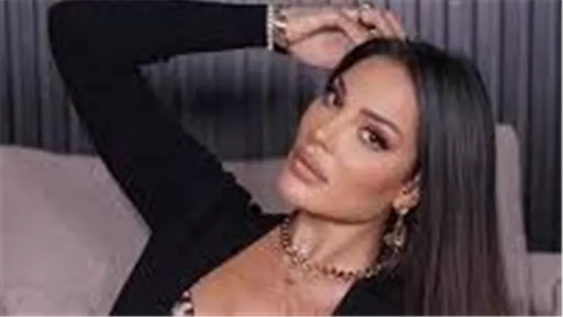 بفستان غريب.. نادين نجيم تثير الجدل بإطلالة لافتة | شاهد