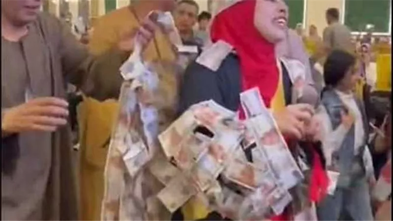 تاج وروب من النقود فئة 200 جنيهًا.. احتفال أب بتخرج نجلته من الجامعة يثير الجدل | فيديو