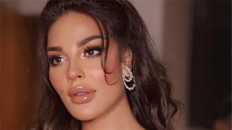 بالهوت شورت.. اطلالة مثيرة جديدة للفنانة نادين نسيب نجيم | شاهد