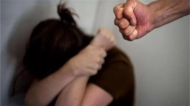 حلق شعرها زيرو.. تفاصيل صادمة في تعذيب فتاة على يد والدها لارتباطها عاطفيا بالدقهلية