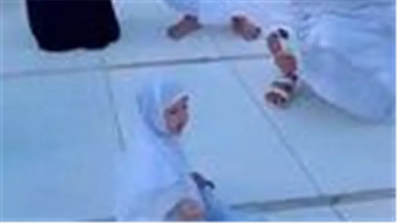 فيديو أثار إعجاب الملايين.. طفلة من ذوي الهمم تخطف الأنظار أثناء أداء مناسك الحج | شاهد