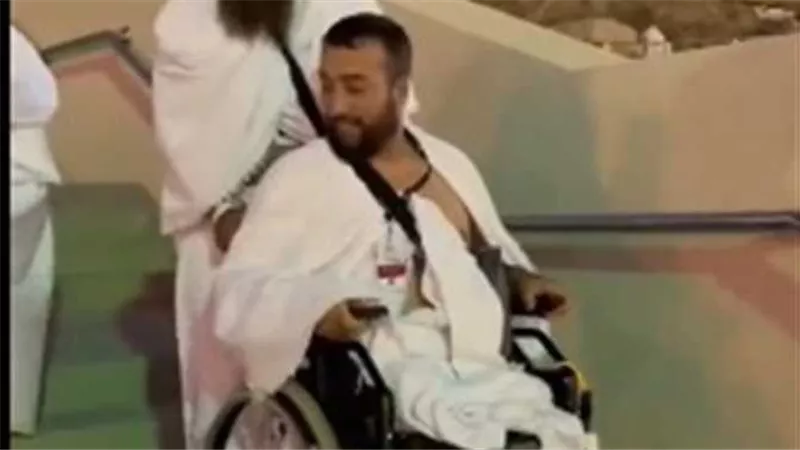 مشهد مؤثر.. حاج معاق يساعد معاقًا آخر في الصعود لعرفات | فيديو