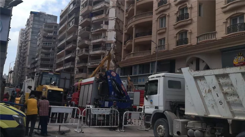 توجيه 3 تهم.. قرار جديد من النيابة بشأن مالك عقار الإسكندرية ومقاول الطابق المخالف