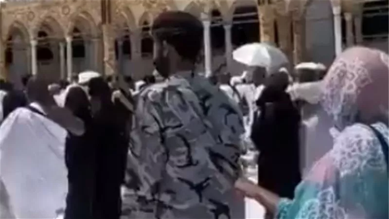 شاهد ماذا فعل.. رجل أمن بالمسجد الحرام يشعل مواقع التواصل | فيديو
