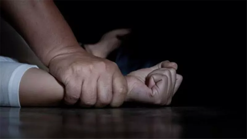 عشان يكسر عيني وأوافق يتجوزها.. اقوال مثيرة لوالدة طالبة أكتوبر ضحية هتك العرض على يد عامل الدليفري 