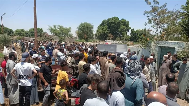 لم يكن شخصًا عاديًا.. حكاية عامل البناء الذي شيعته قرية بأكملها في المنيا | شاهد