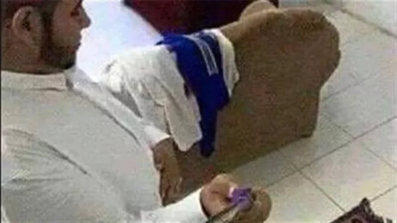 أشعر الآن بالخشوع.. جنون الريتش يدفع شخصا لتصوير صلاته في المسجد