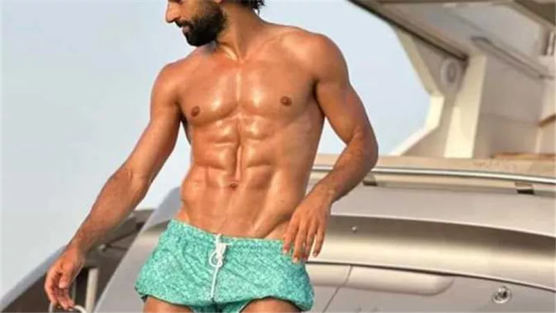 بطل خارق من مارفل.. دراسة عن عضلات بطن محمد صلاح فكيف حدث ذلك؟