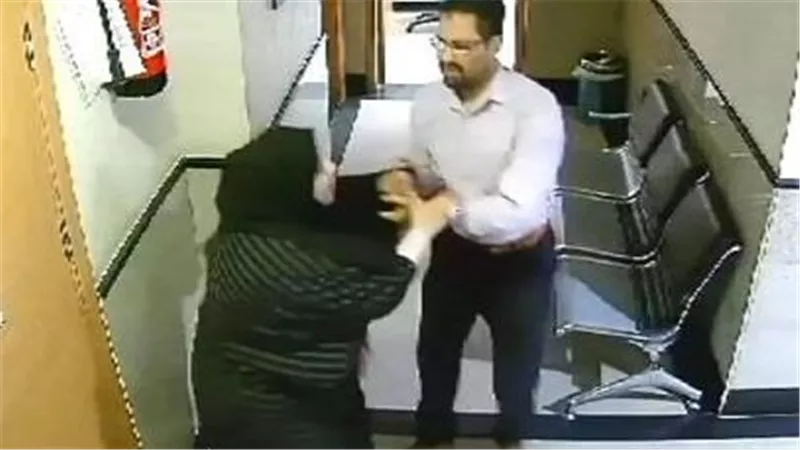 فين الدكتور اللي كان هيموت أمي؟.. سيدة تحاول اقتحام غرفة علميات بطفاية حريق