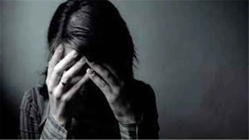 فوق السطح ويدها مربوطة.. حقيقة فيديو سيدة الفيس بوك