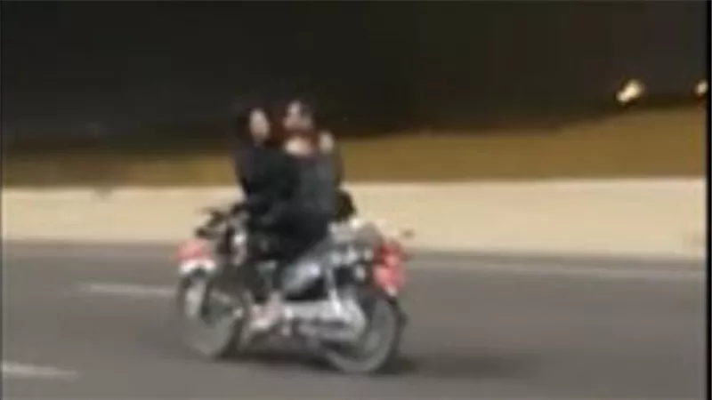 وضع غير لائق.. تفاصيل مثيرة عن فيديو شاب وفتاة على دراجة نارية