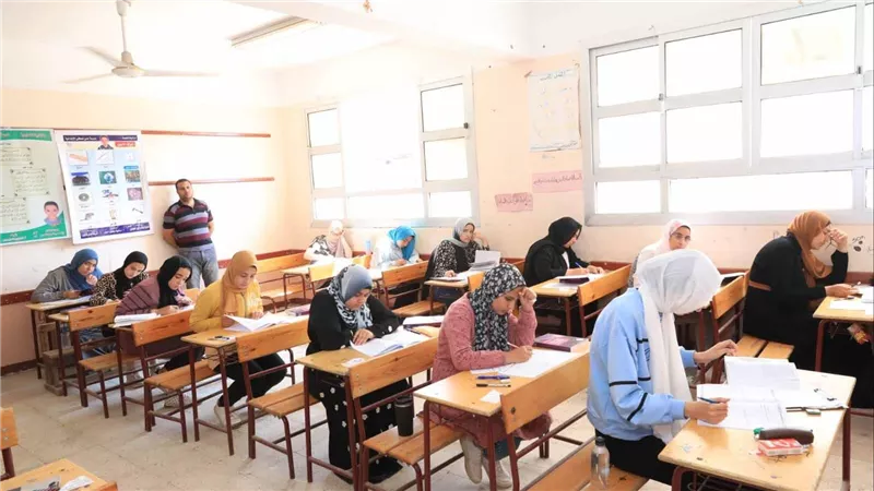 راحت عليها نومة.. كواليس إحضار معلم طالبة بالثانوية بعد بدء الامتحان بـ إسدال المنزل